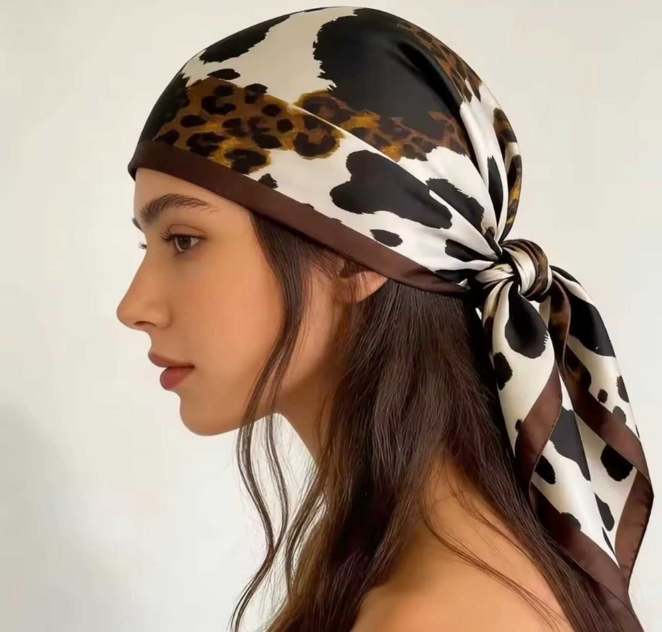 Foulard raso Katapy fantasia leopardo indossato tra i capelli | Dream Shop