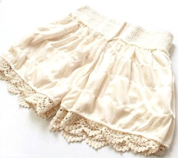 Shorts in pizzo Ramona posa laterale — Dream Shop