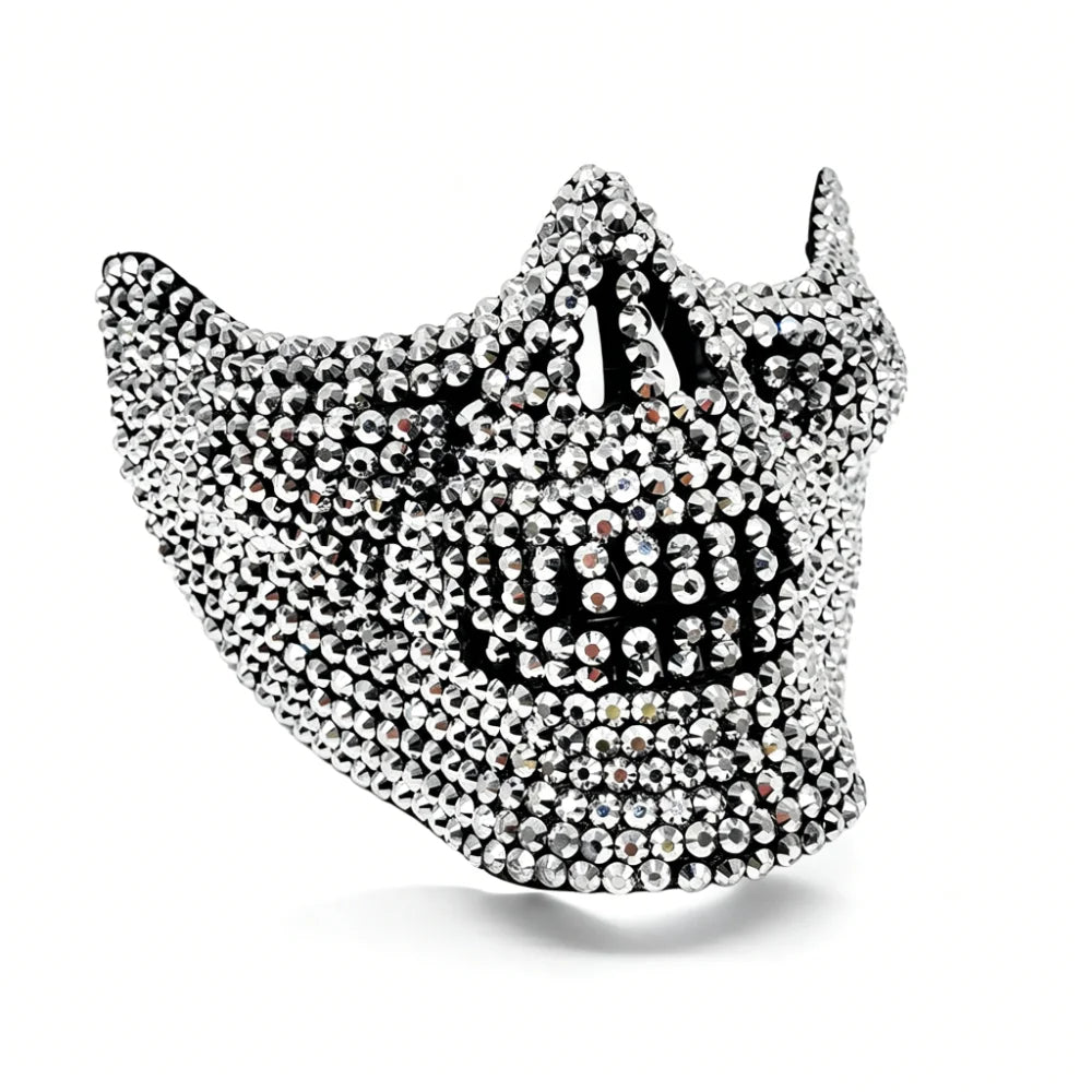 Media máscara calavera plateada con estrás sobre fondo blanco — Dream Shop