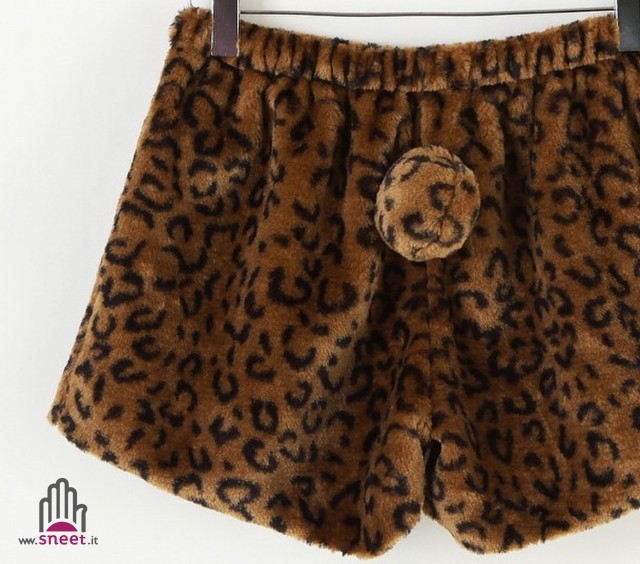 Pantalones cortos de piel sintética con cola