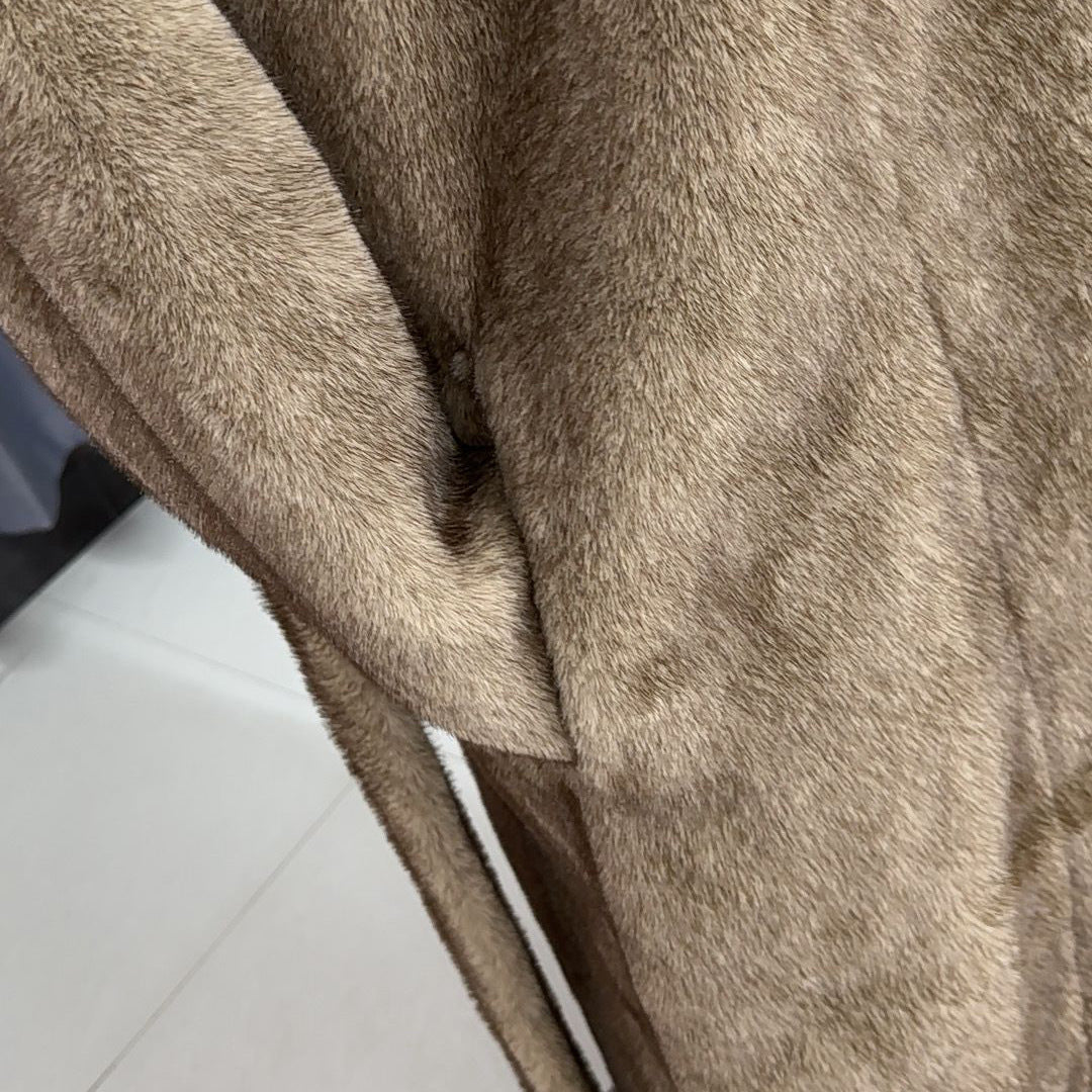 Cappotto teddy lungo in eco-pelliccia con cintura