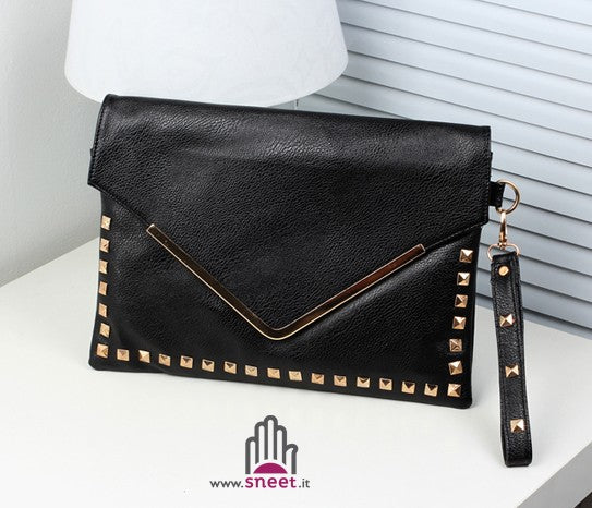 Bolso de mano sencillo con tachuelas