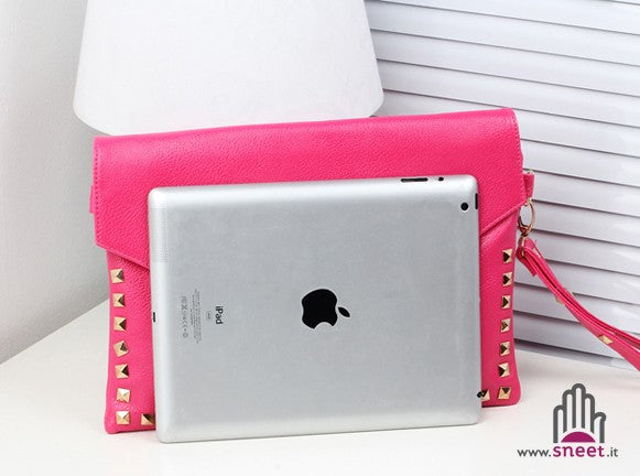 Bolso de mano sencillo con tachuelas