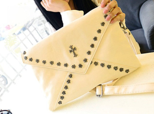 Pochette Church - indossata look dark | Dream Shop