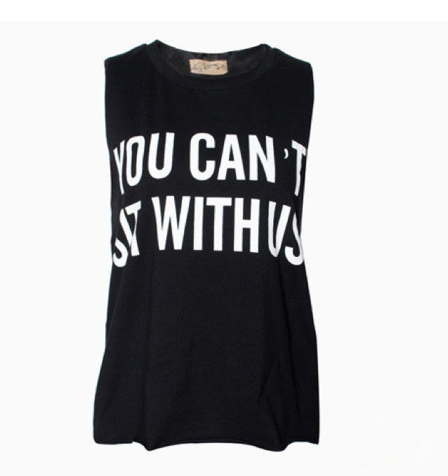 Canotta You cant sit with us vista laterale indossata — Dream Shop