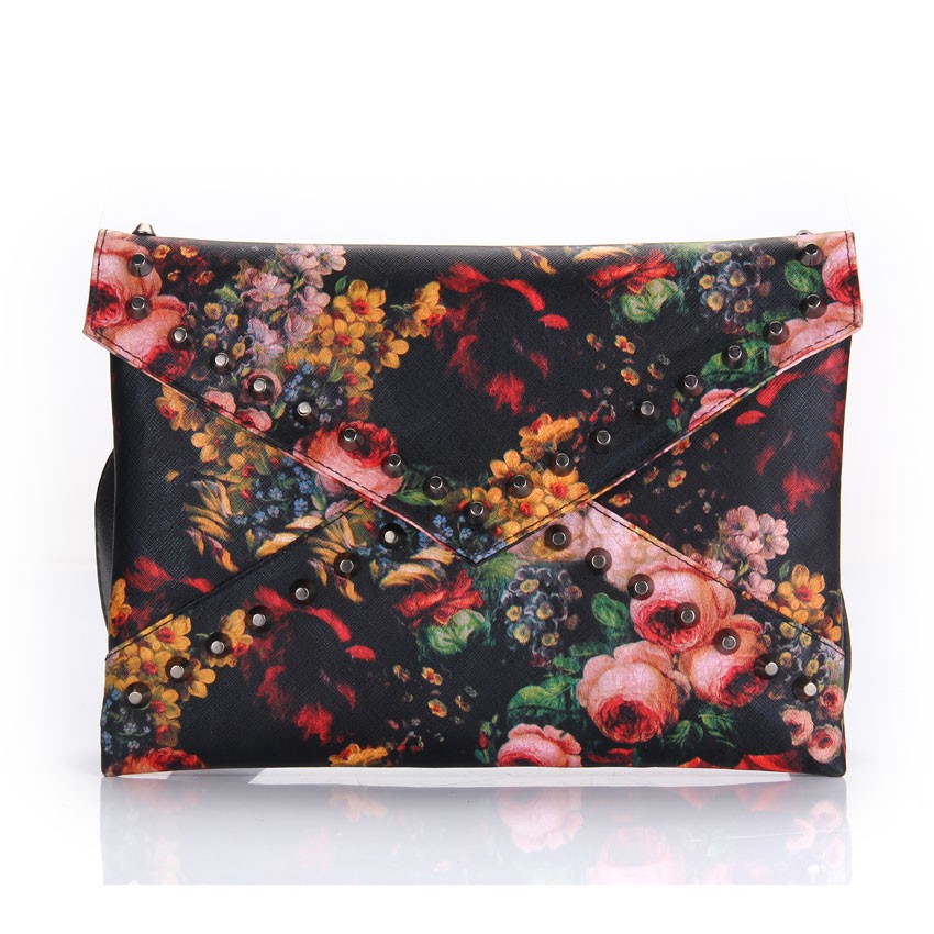 bolso de mano con tachuelas florales
