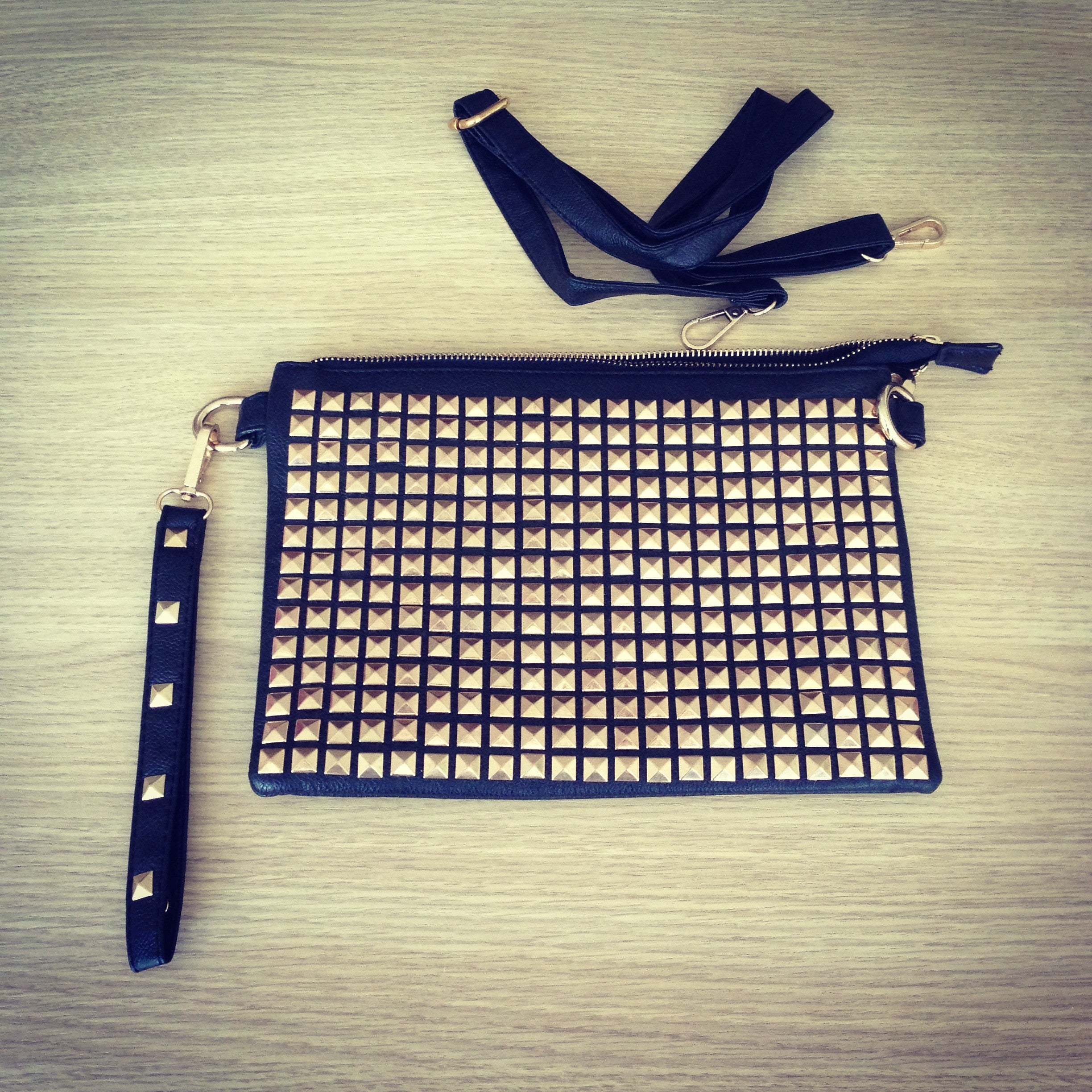 Bolso de mano con tachuelas de lujo