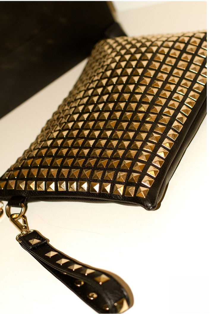 Pochette Rich Studs - indossata look rock | Dream Shop