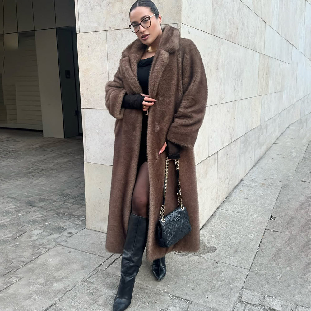 Cappotto teddy lungo in eco-pelliccia con cintura