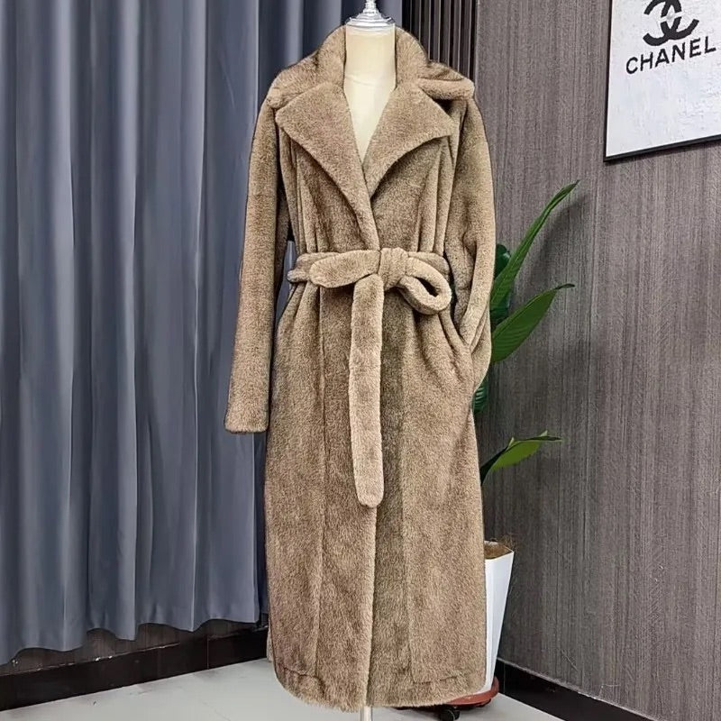 Cappotto teddy lungo in eco-pelliccia con cintura