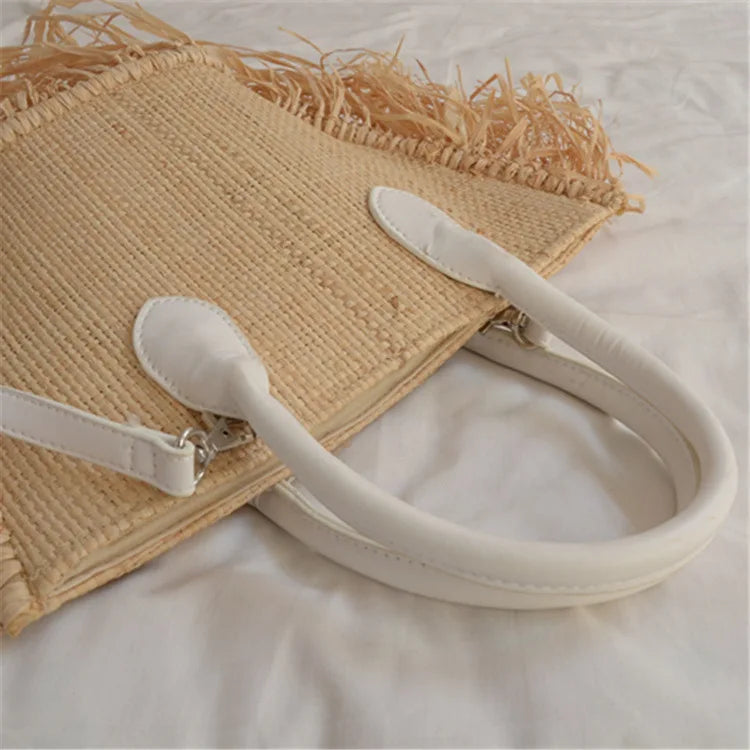 El bolso de paja con flecos de Coco