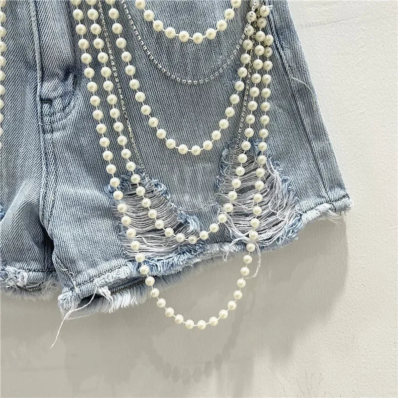 Shorts jeans con catene di perle Pearl Unchain stile western chic