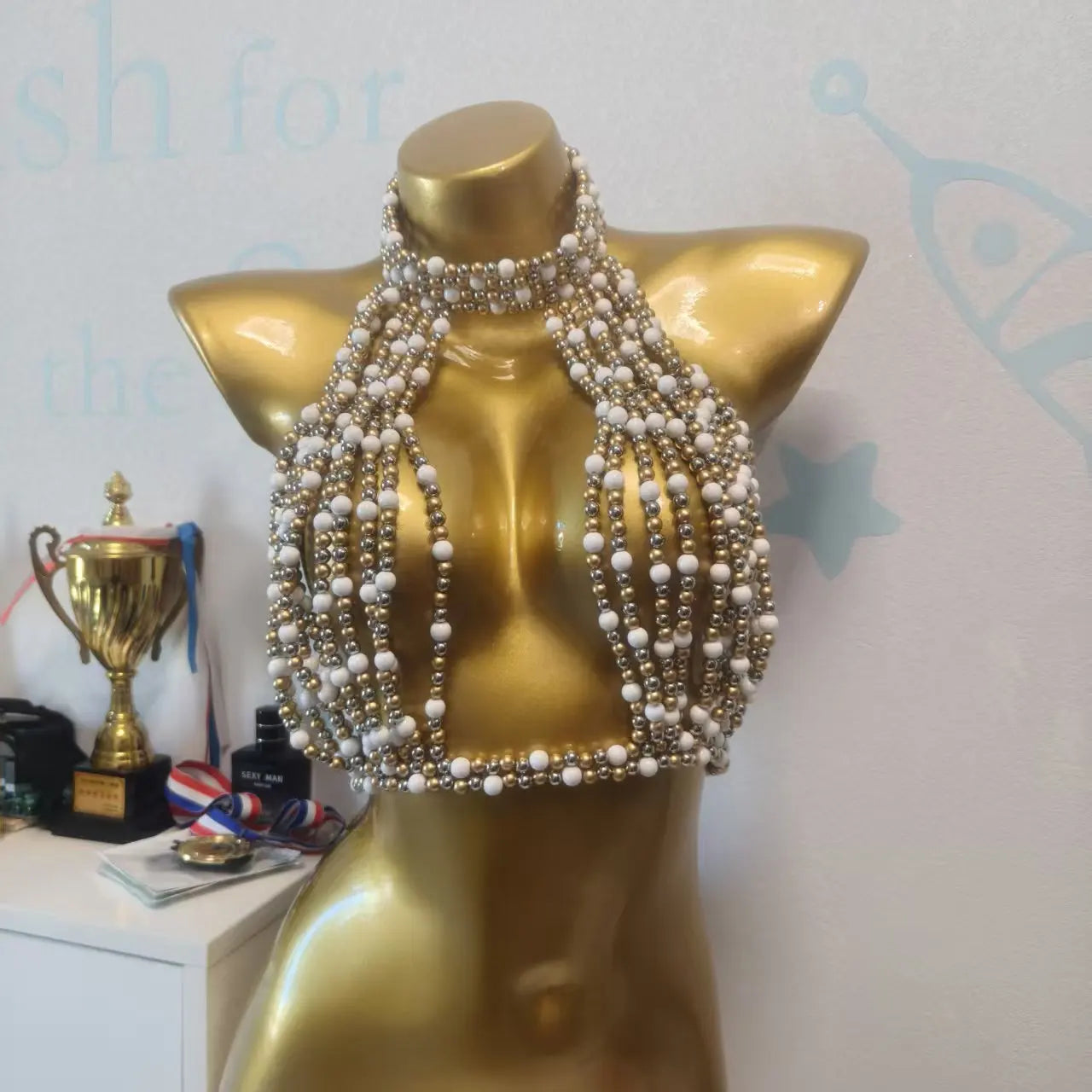 Top gioiello Oresha con perle decorative e design halter