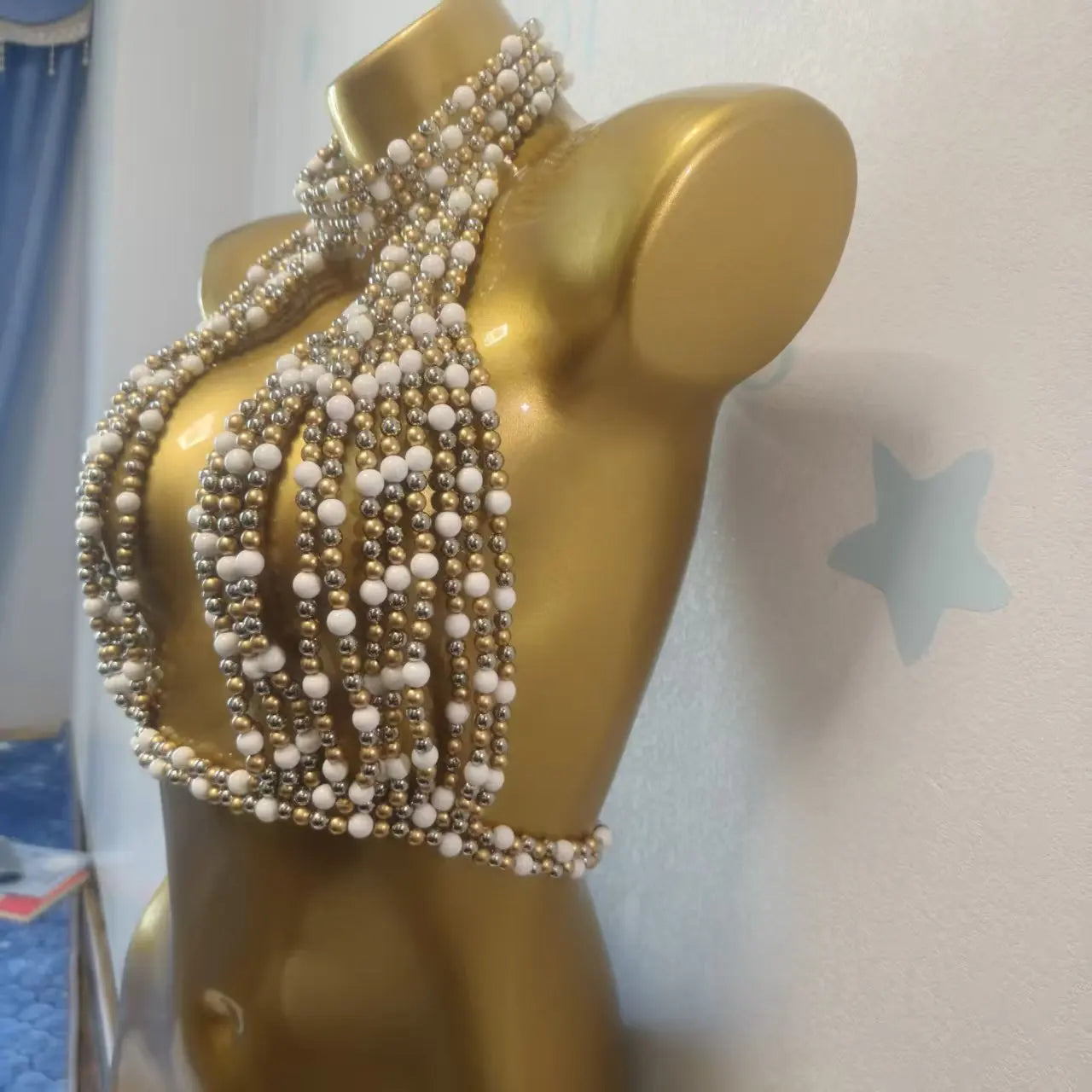 Top gioiello Oresha con perle decorative e design halter