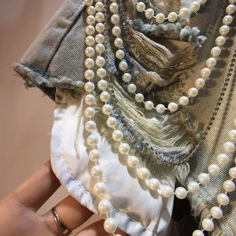 Shorts jeans con catene di perle Pearl Unchain stile western chic