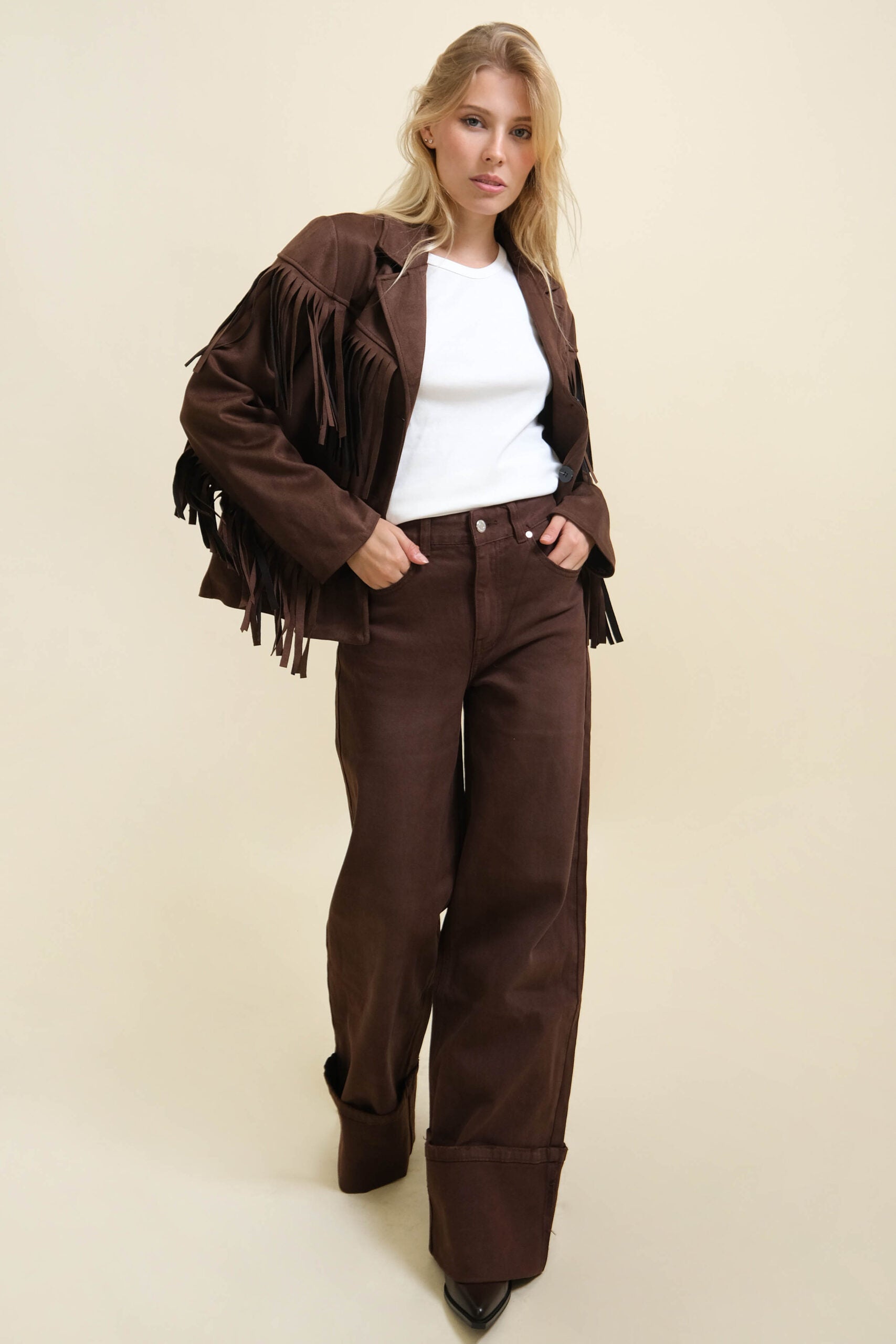 JEANS DOBLADOS EN EL SUELO