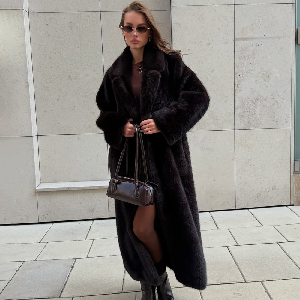 Cappotto teddy lungo in eco-pelliccia con cintura