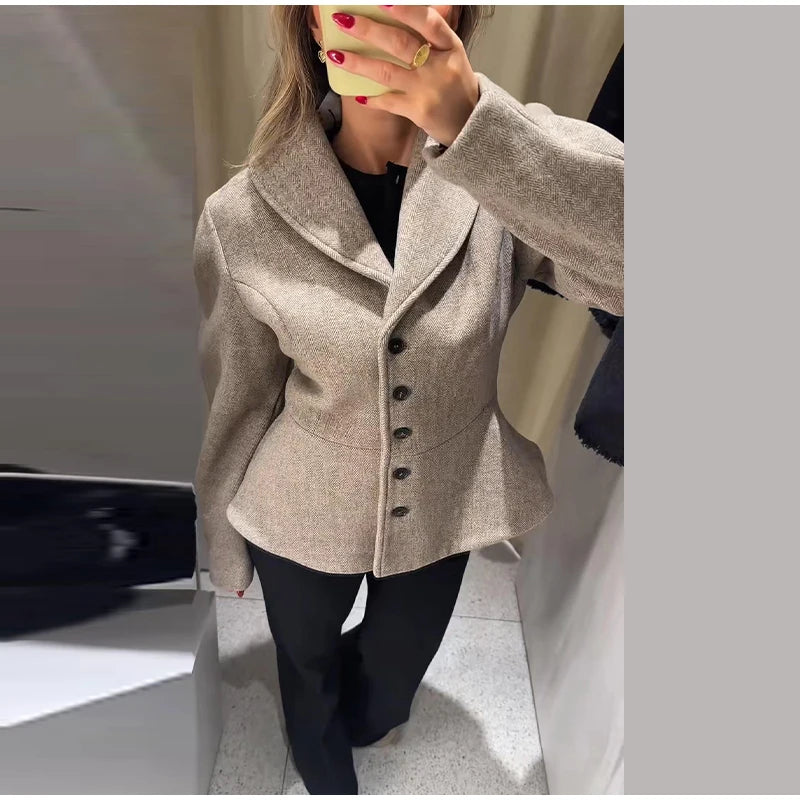 Giacca blazer scampanato Mariuska con mano sul fianco | Dream Shop