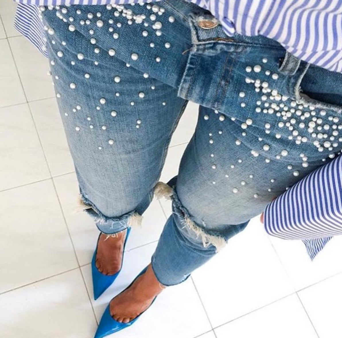 rasgaduras completas de mezclilla perlada