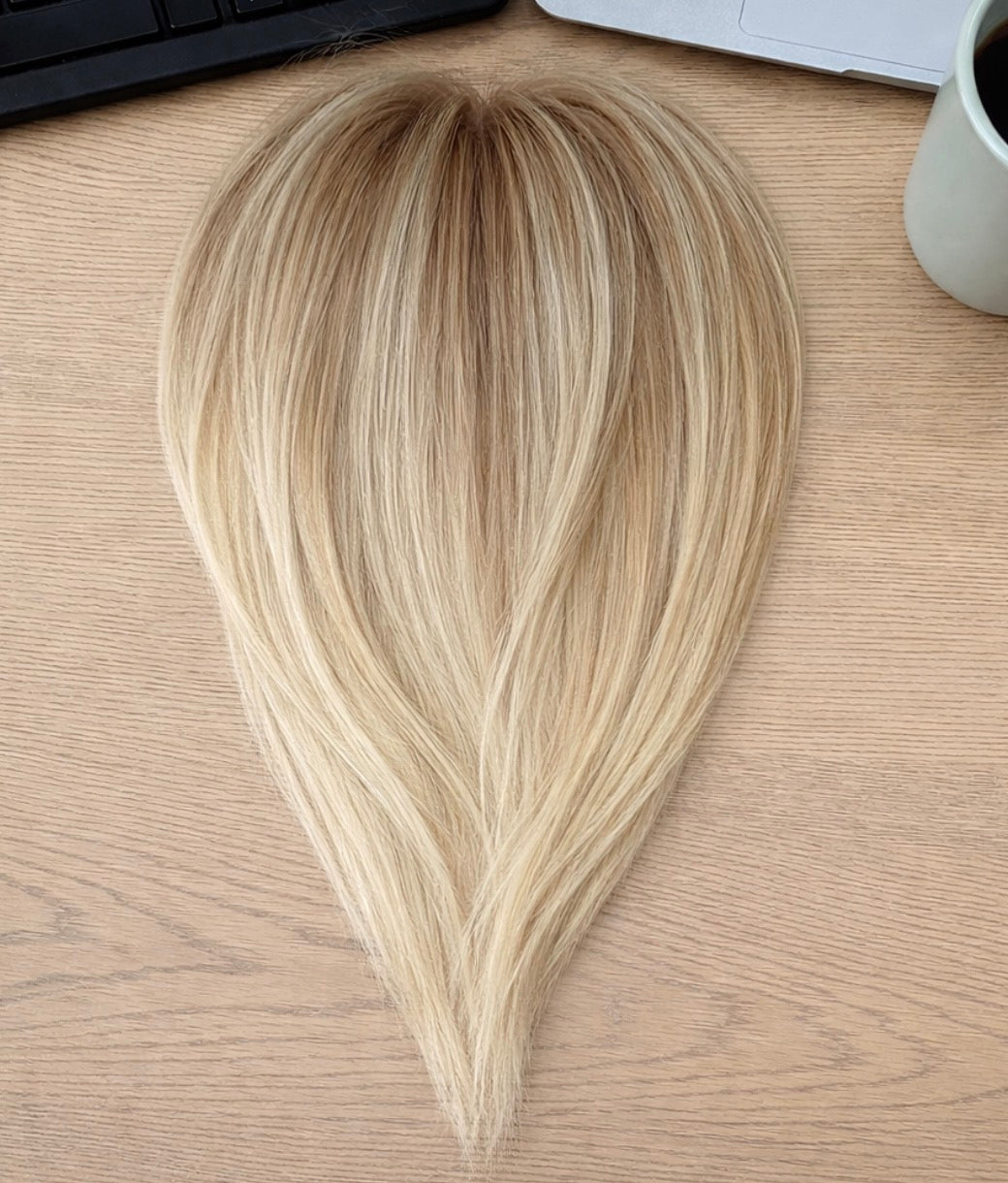 Taupe Topper in capelli veri con base in seta e clip