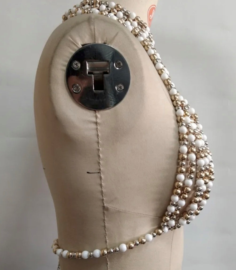 Top gioiello Oresha con perle decorative e design halter