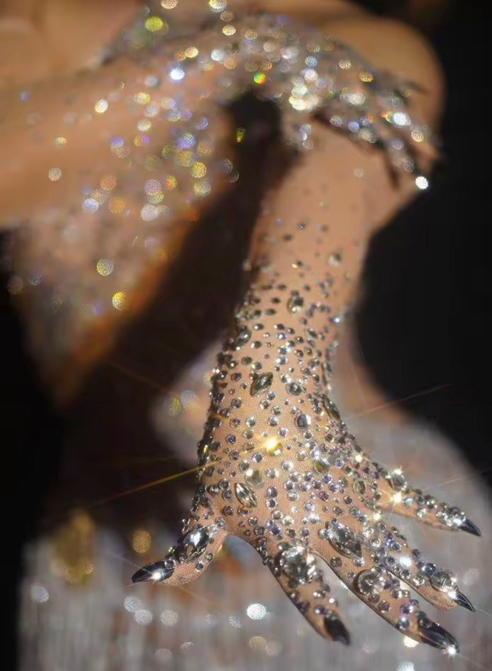 Guanti Lunghi Tulle Invisibile con Cristalli Luminosi e Unghie Gioiello