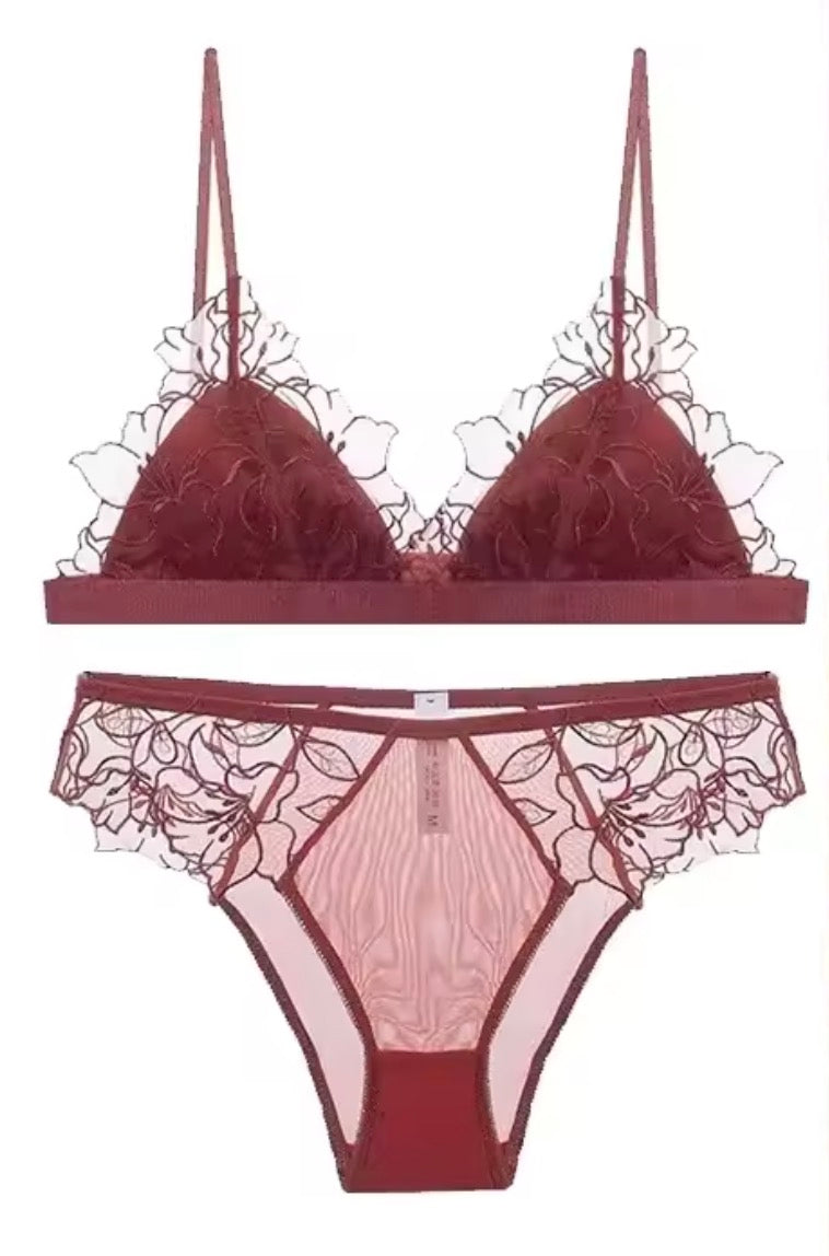 Bralette Steffany
Pizzo floreale ricamato senza ferretto con slip coordinato