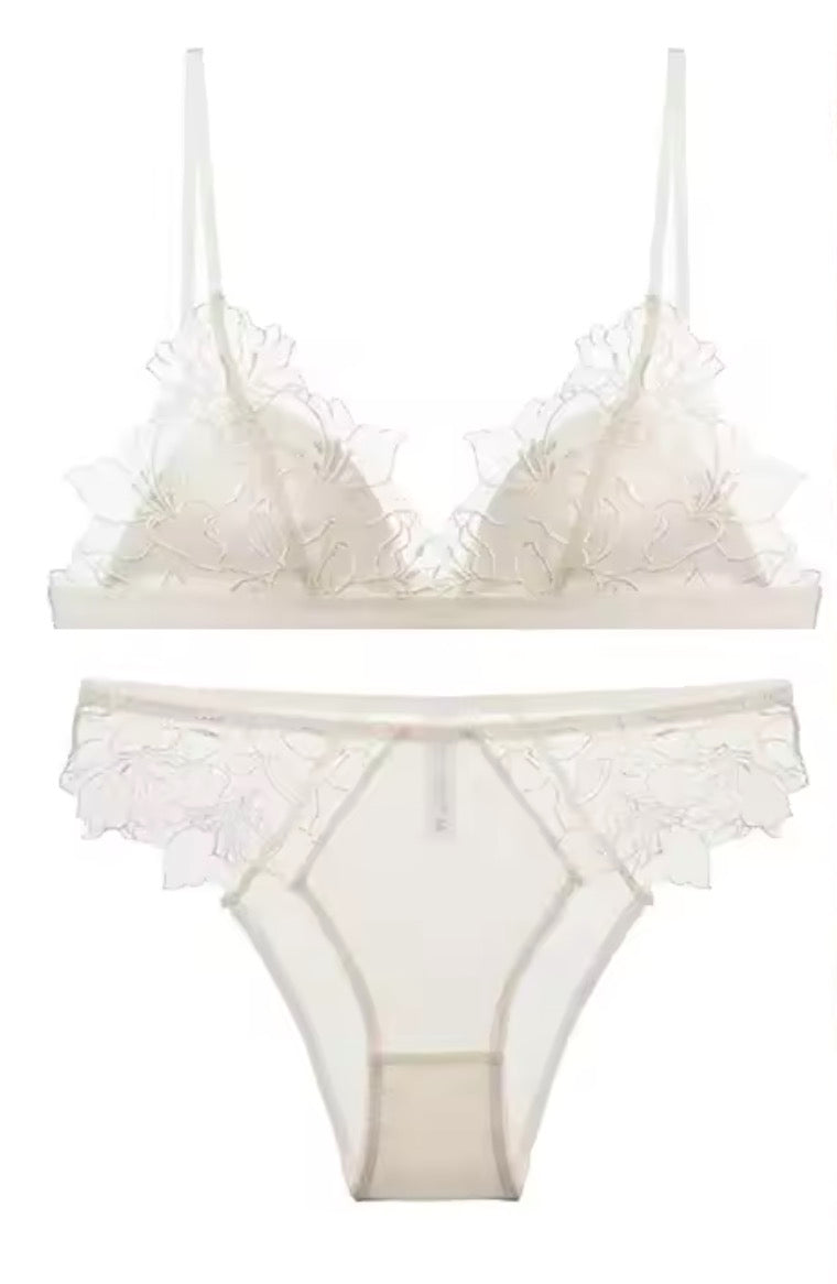 Bralette Steffany
Pizzo floreale ricamato senza ferretto con slip coordinato