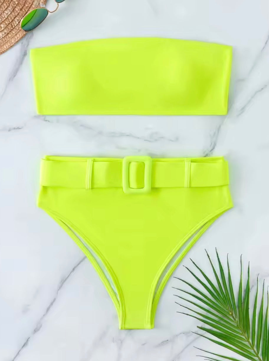 Costume vita alta maxibelt
Top fascia imbottito con cinturone in vita