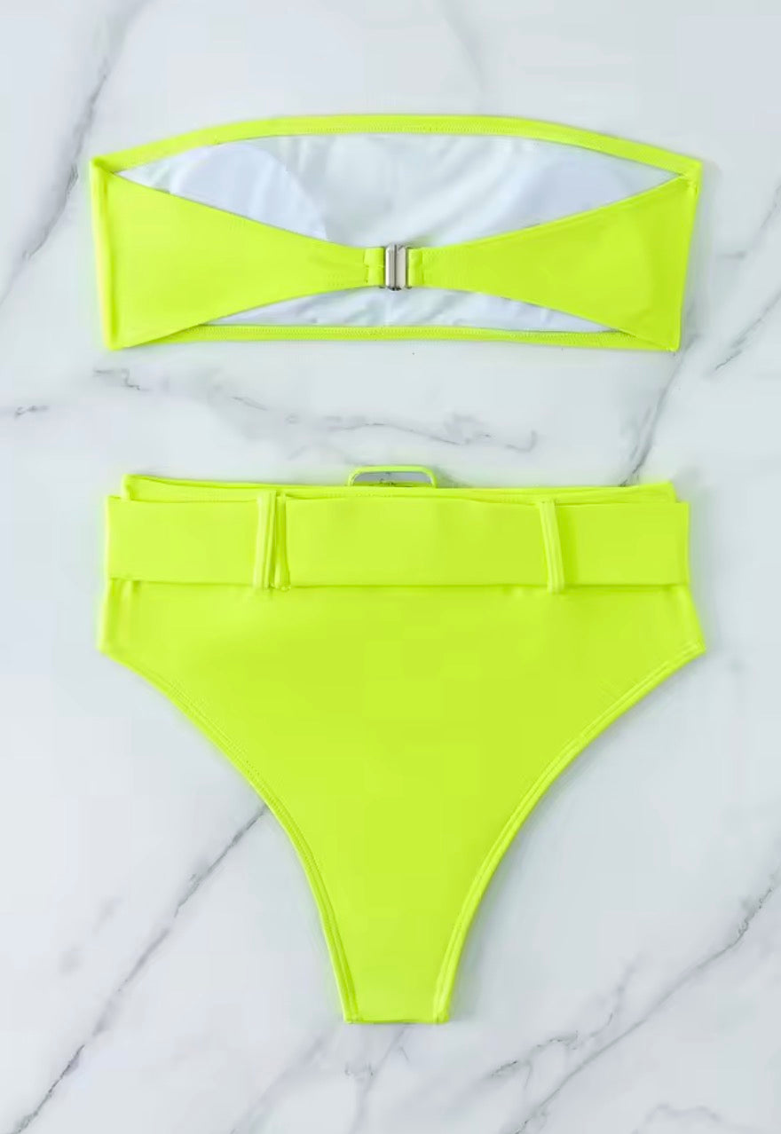 Costume vita alta maxibelt
Top fascia imbottito con cinturone in vita
