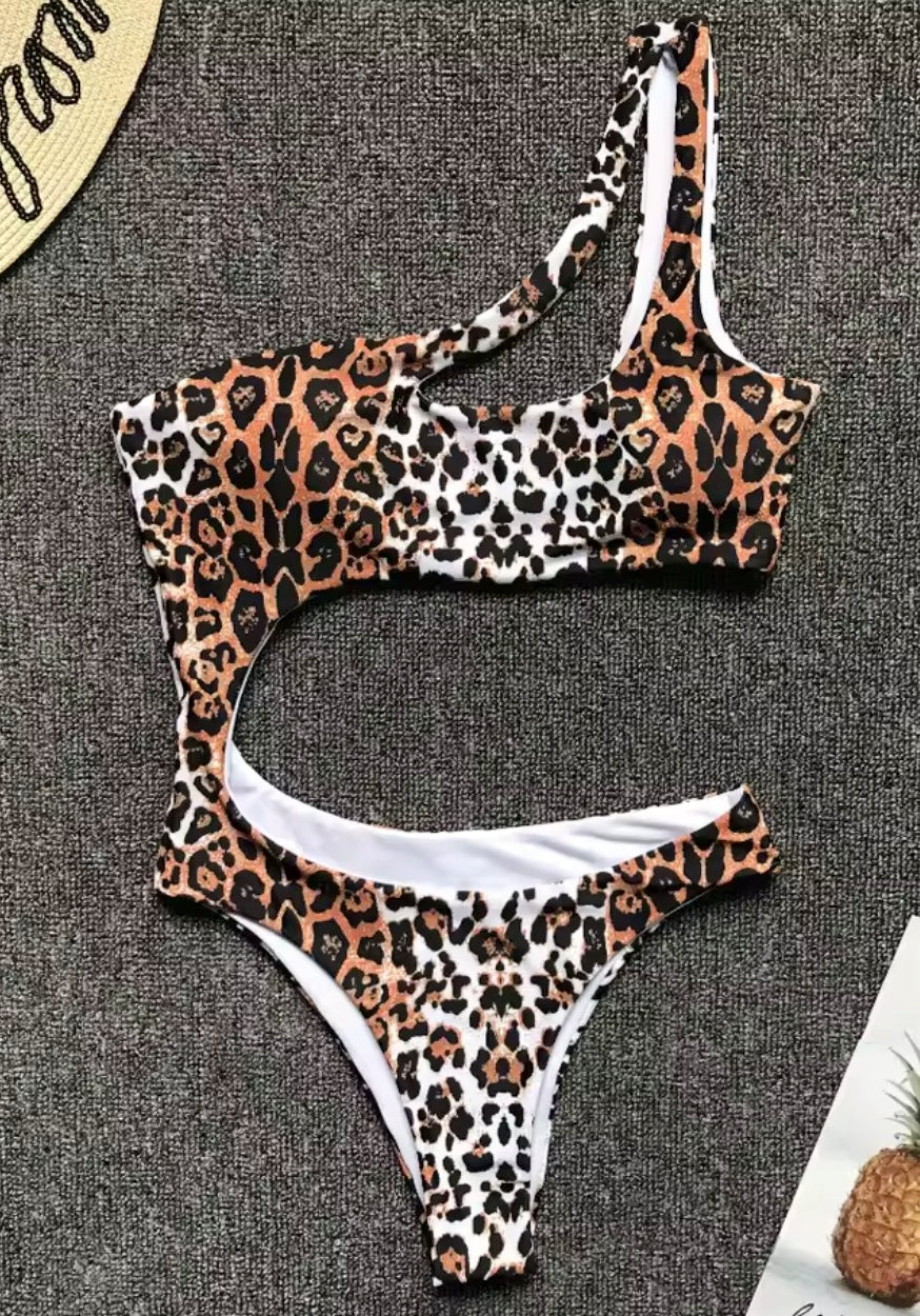 Leopard One-Shoulder Monokini
Animal print bandeau with removable cups