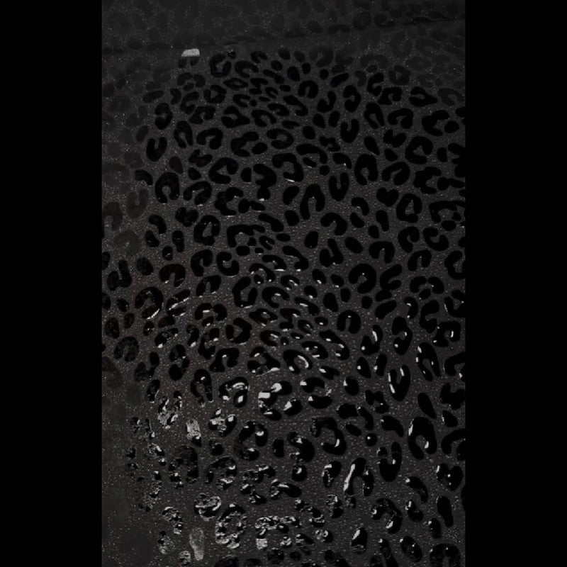 Piumino Magic Leopard macro del leopardo bagnato sul tessuto nero — Dream Shop