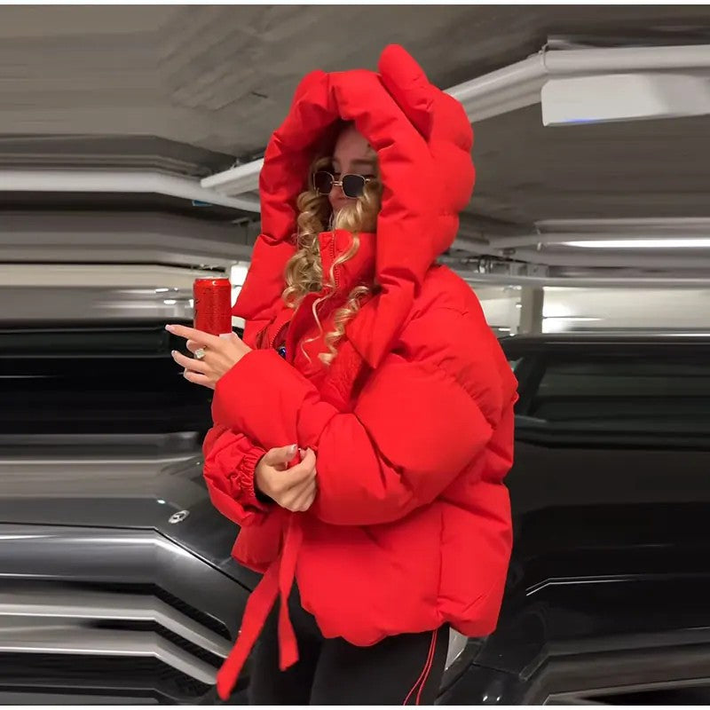 Piumino orecchie Savebla rosso visto di lato, volume oversize — Dream Shop
