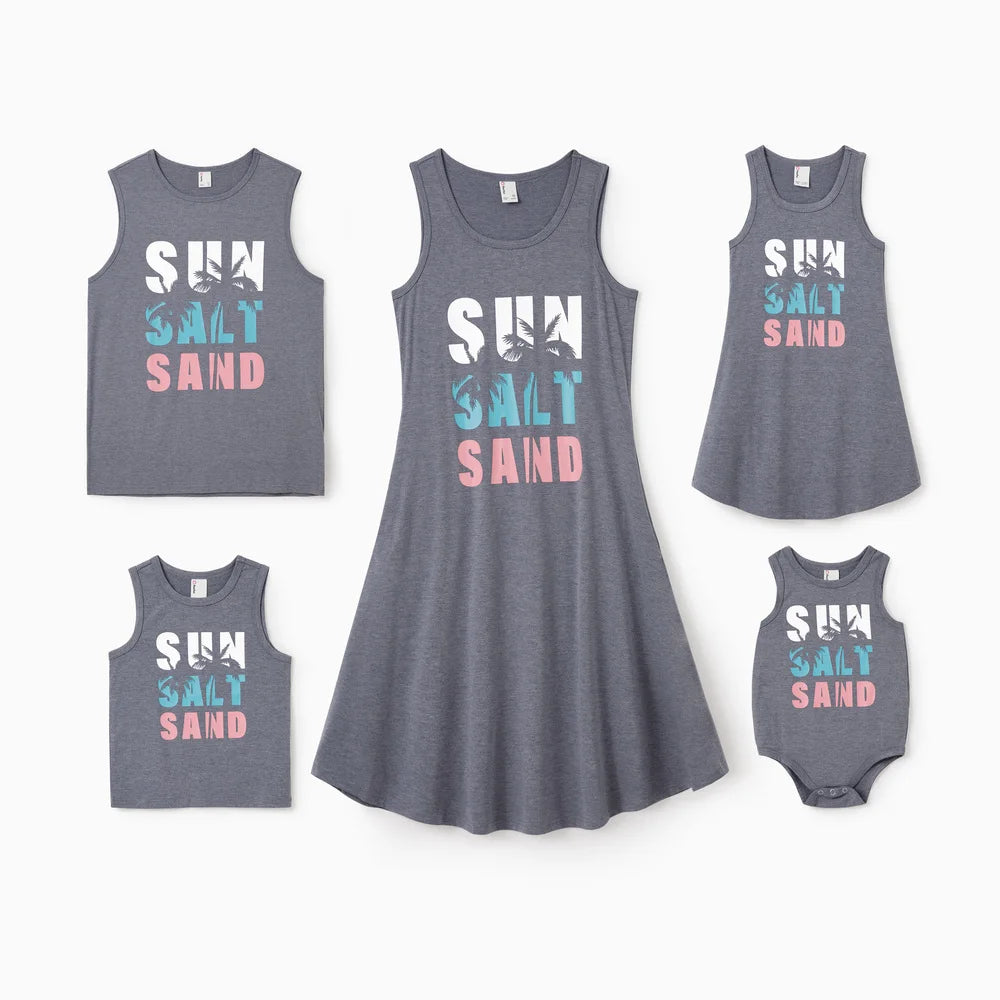 Coordinato famiglia Sun Salt Sand — set completo canotta e vestito stampa lettere grigio | Dream Shop