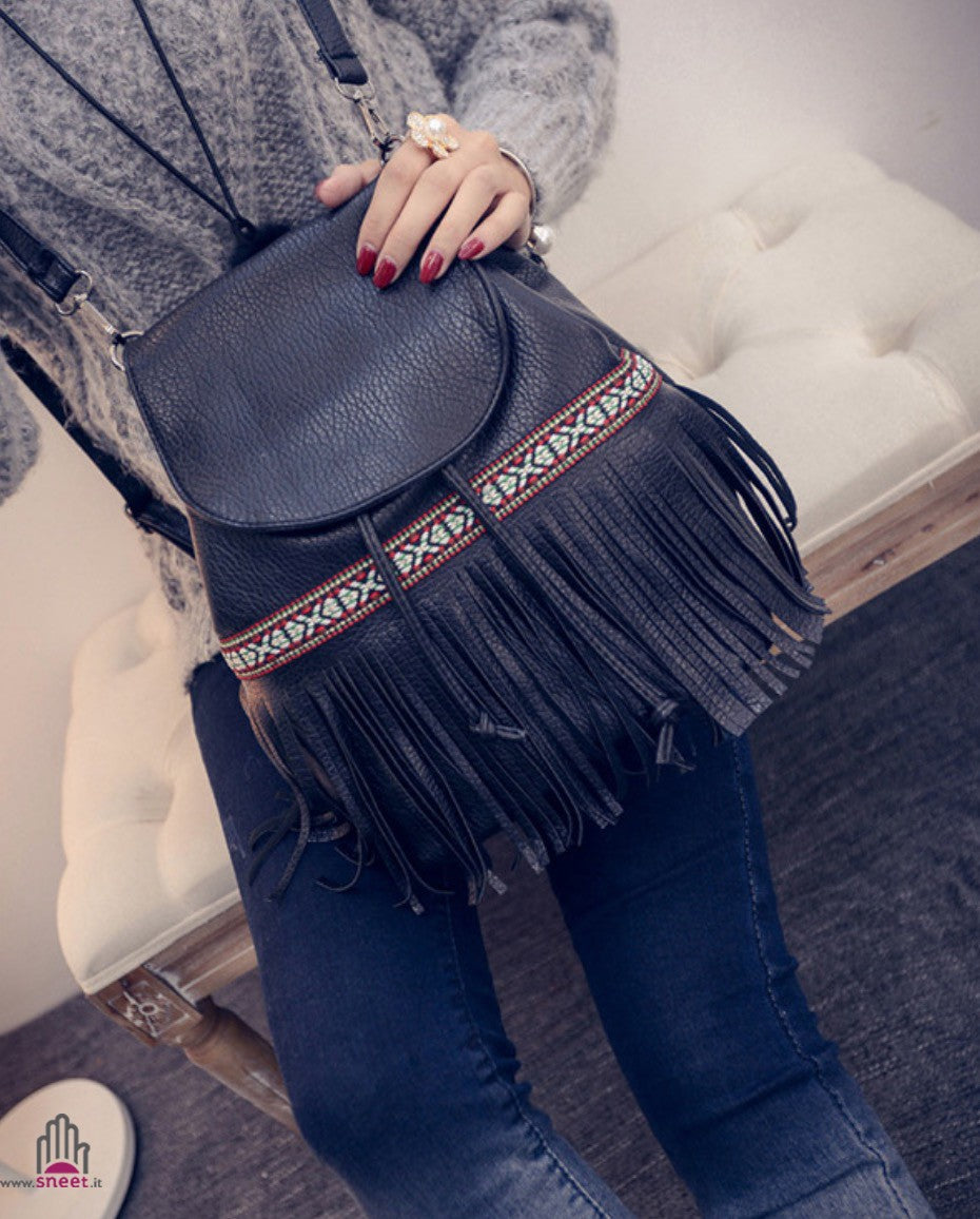 mochila con flecos étnicos