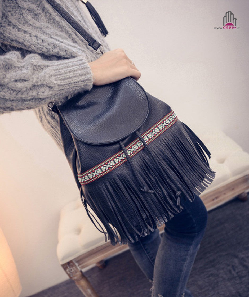 mochila con flecos étnicos