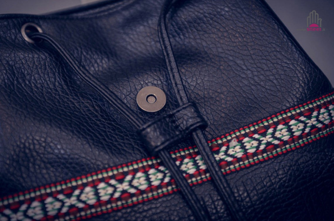 mochila con flecos étnicos