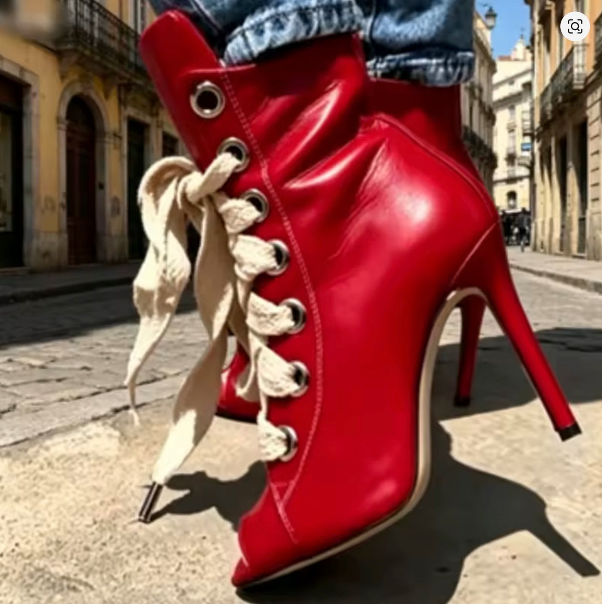 Tronchetto Sportyspice rosso lacci chiari indossato in città | Dream Shop