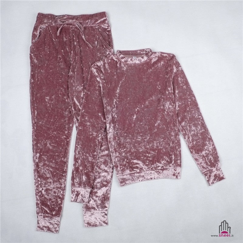 Mono de terciopelo con cuello redondo