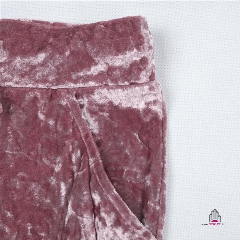 Mono de terciopelo con cuello redondo