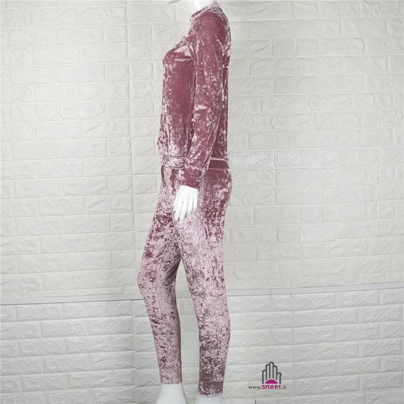 Mono de terciopelo con cuello redondo