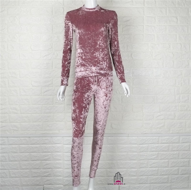 Mono de terciopelo con cuello redondo