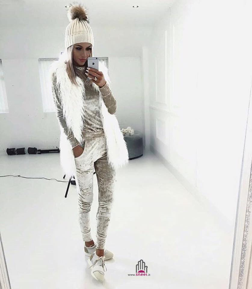 Mono de terciopelo con cuello redondo