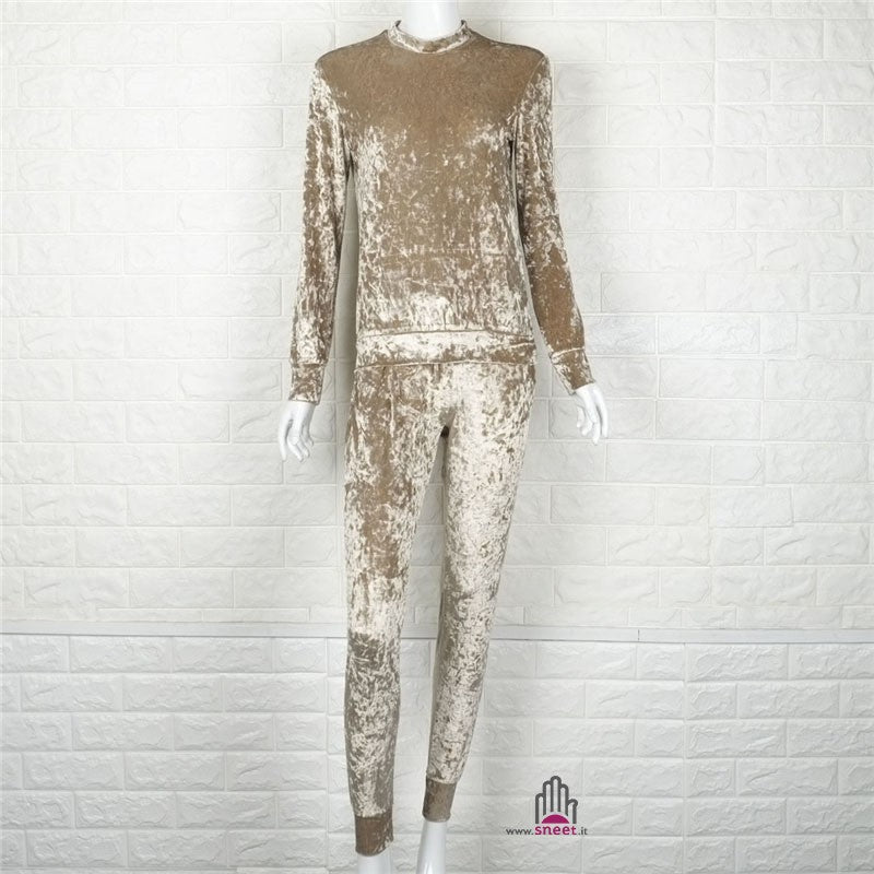 Mono de terciopelo con cuello redondo