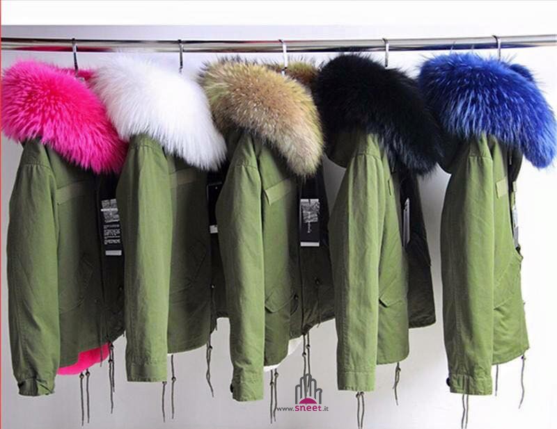 Parka corta negra con capucha