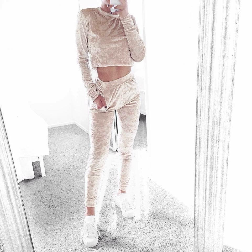 Mono de terciopelo con cuello redondo