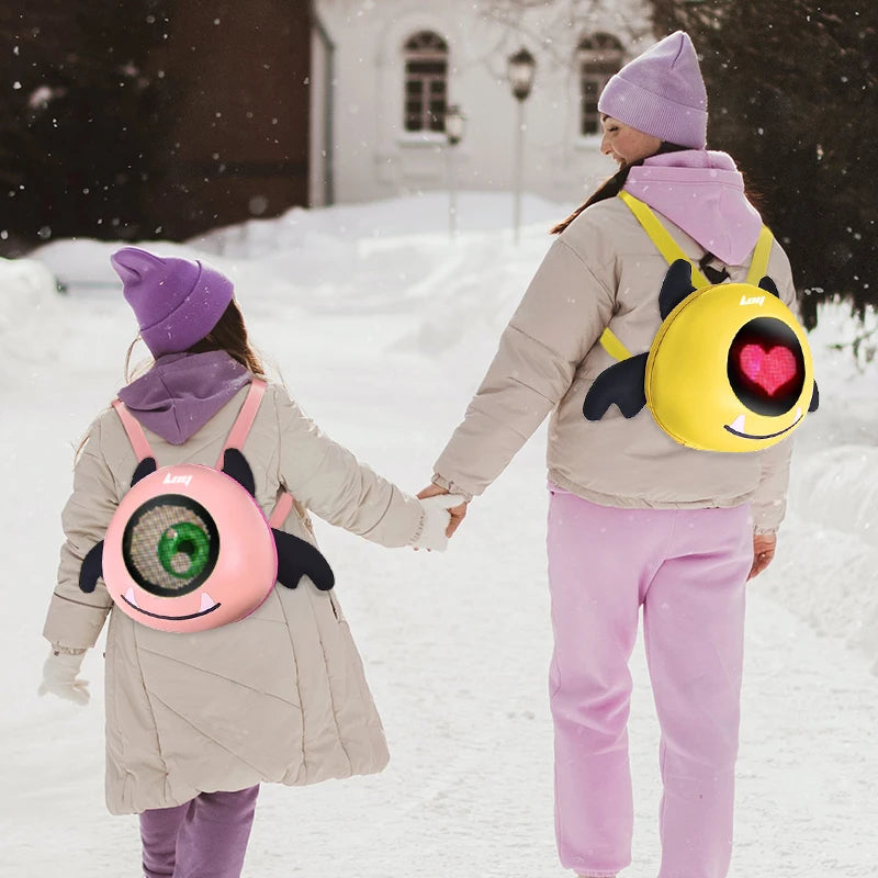 Zaino LED Angel Eye indossato da bambine in inverno | Dream Shop