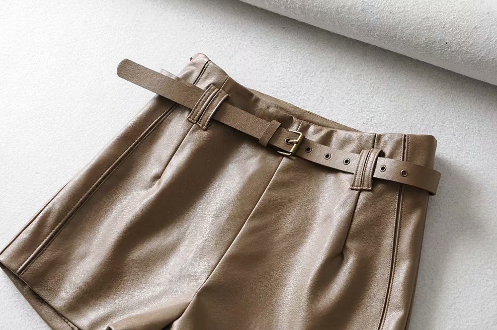 Shorts ecopelle vita alta