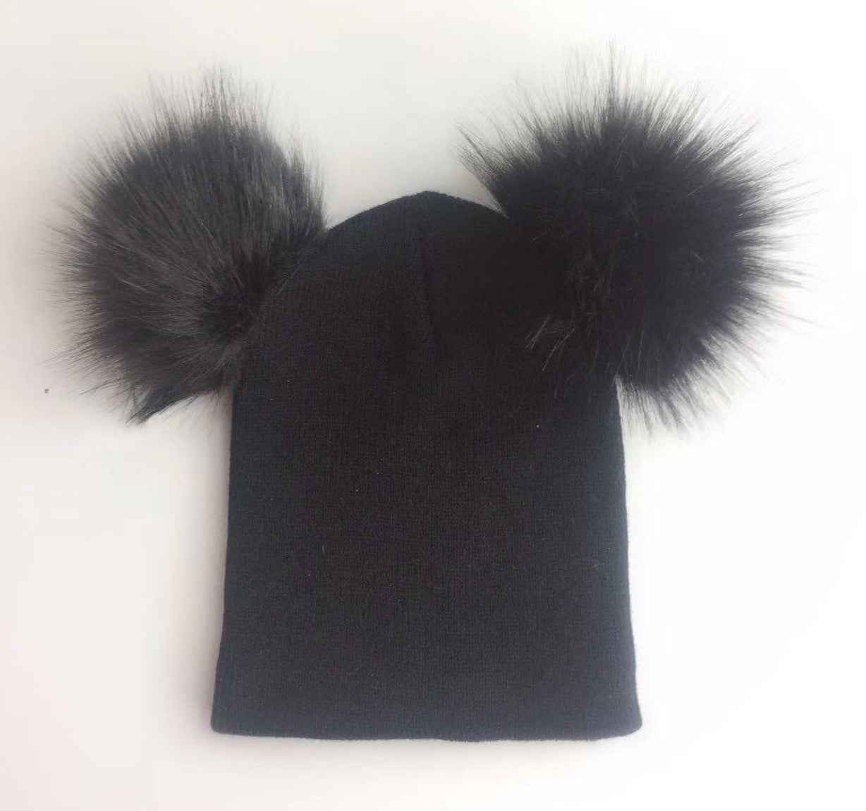 Cappellino doppio pon-pon fiocco