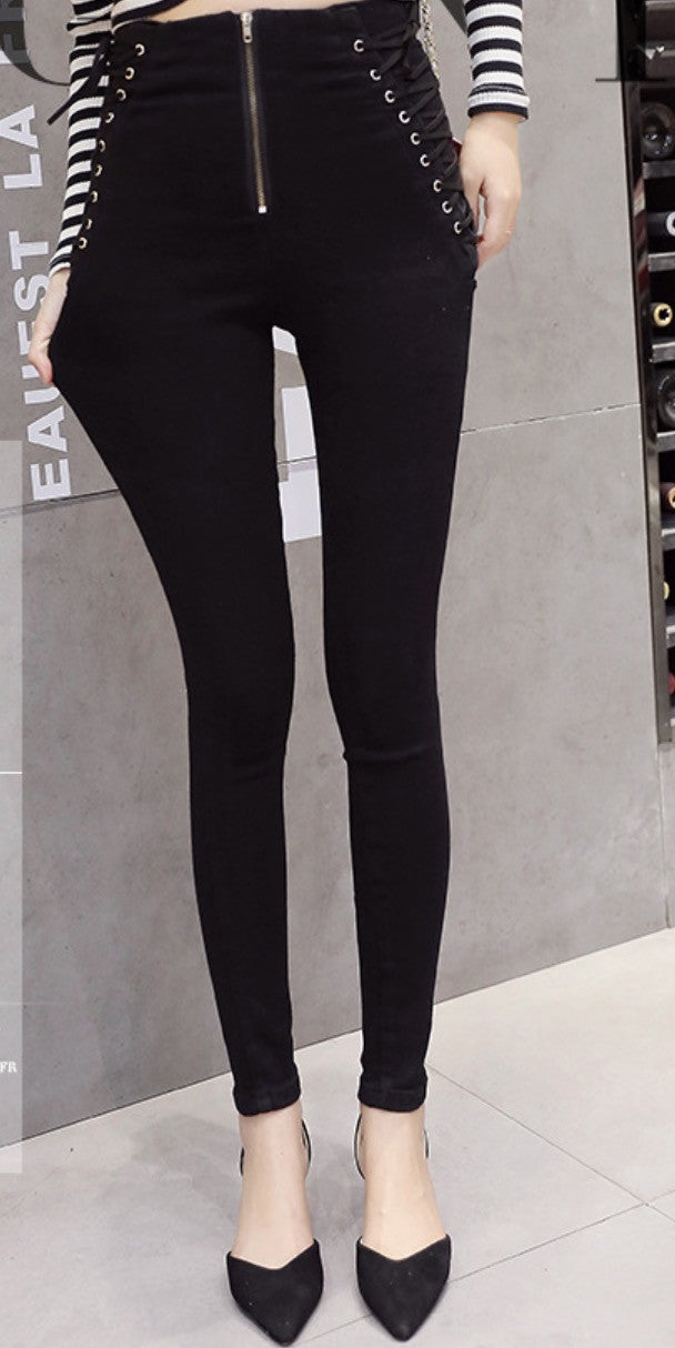 Jeans con lacci incrociati laterali